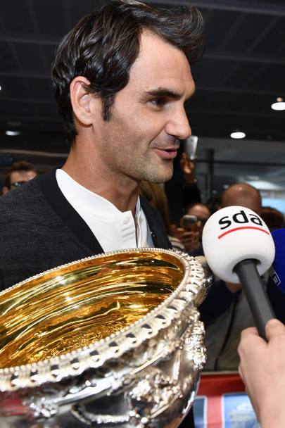 Federer s-a întors acasă. La aeroport, a făcut baie de mulțime. Revine pe teren peste o lună / GALERIE FOTO