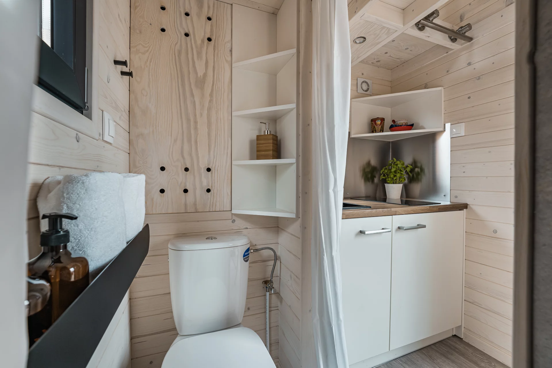 Cât costă casa de doar 10 metri pătraţi cu bucătărie, baie şi dormitor. Are două niveluri și promovează traiul minimalist