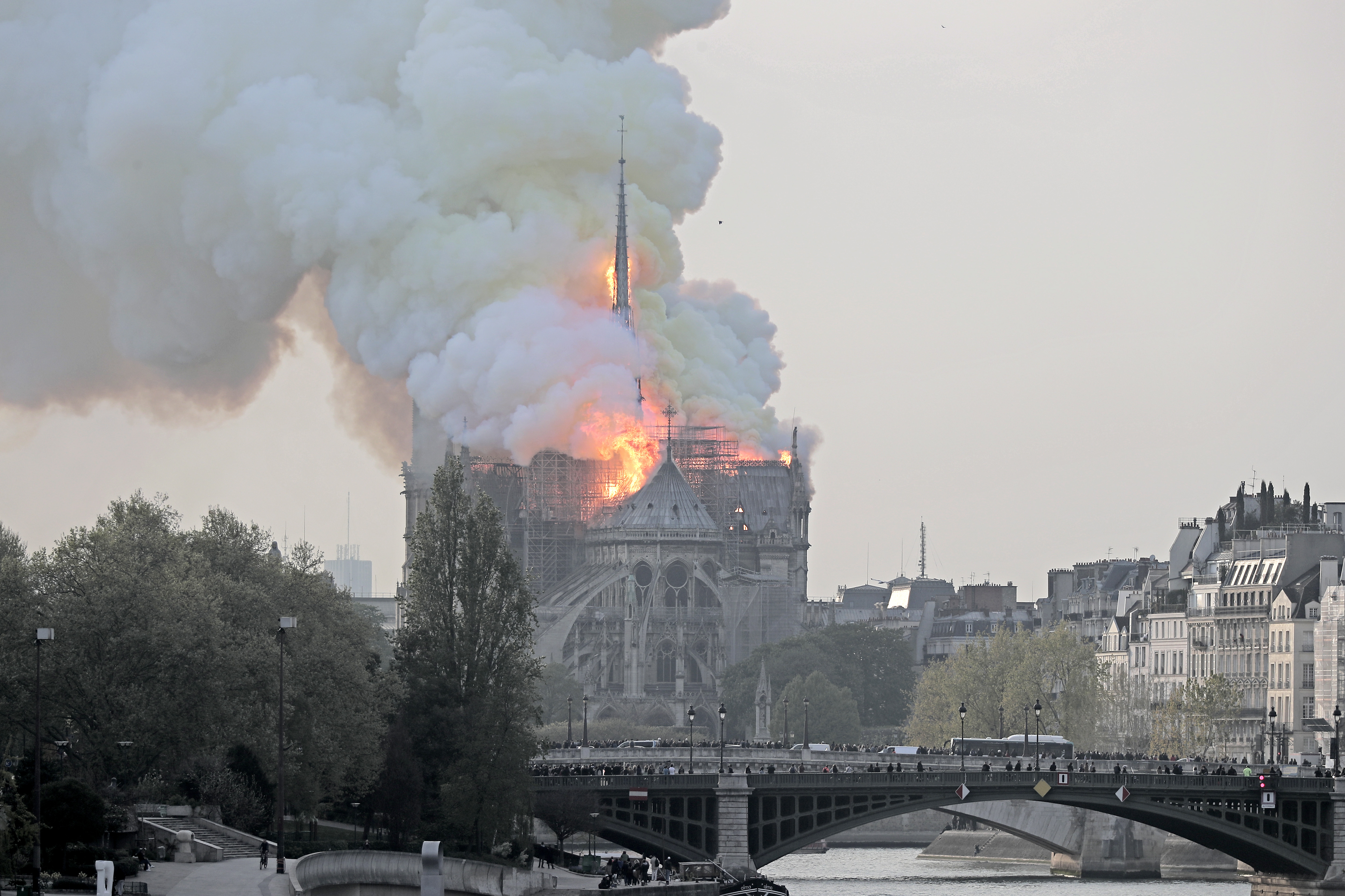 UPDATE | Incendiul de la Catedrala Notre-Dame din Paris a fost stins după 9 ore! Donald Tusk: „Europa va ajuta la reconstrucție”