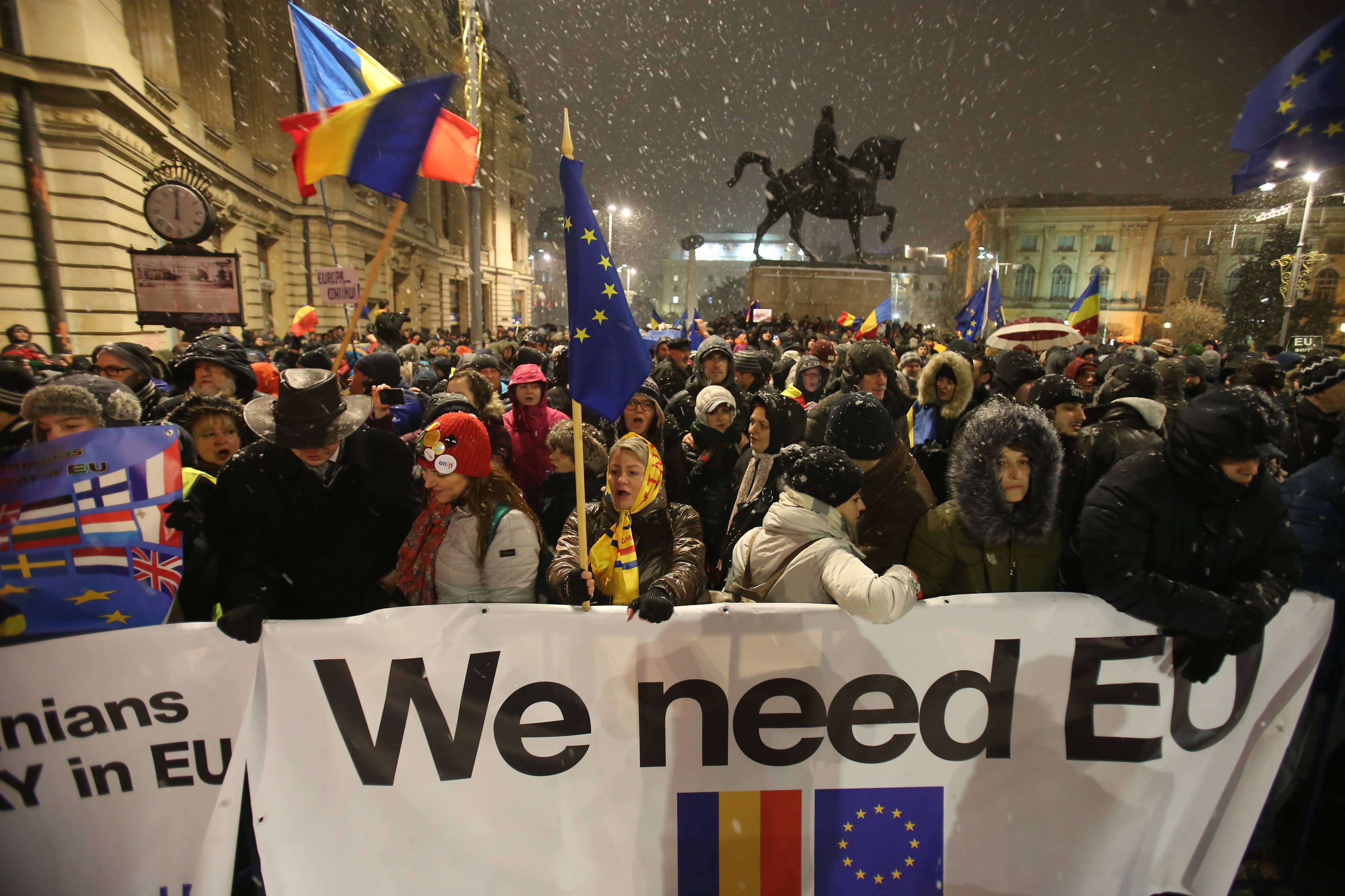 VIDEO| Protest în fața Ateneului în timpul ceremoniei de preluare a președinției Consiliului UE de către România: „We want EU, PSD wants Russia”