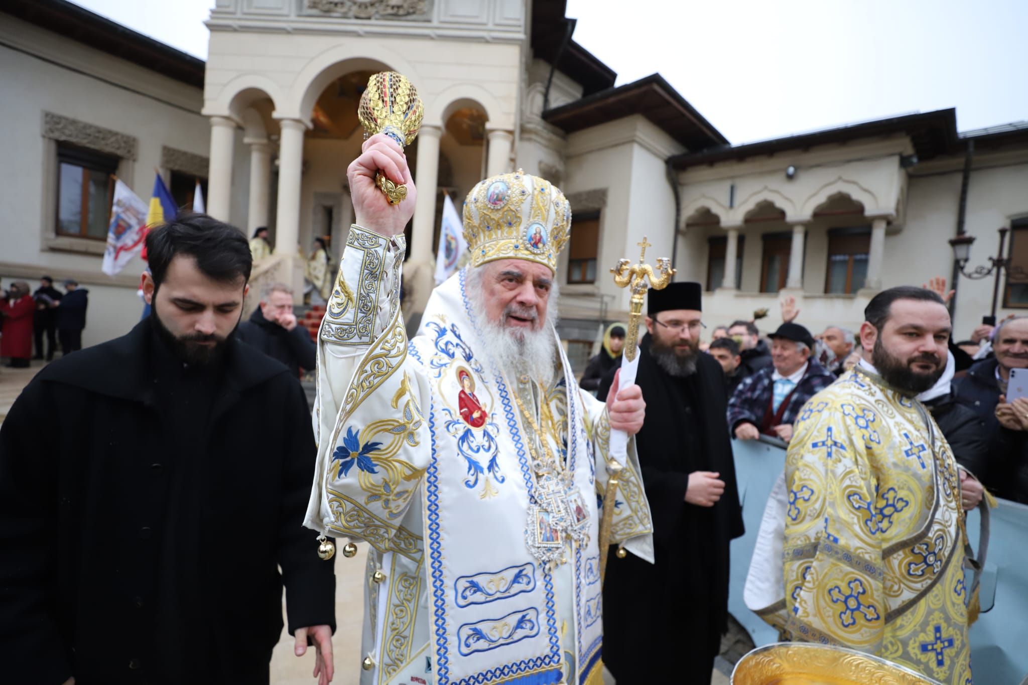 10.000 de litri de Agheasmă Mare au fost împărțiți la slujba de Bobotează de la Catedrala Patriarhală din București