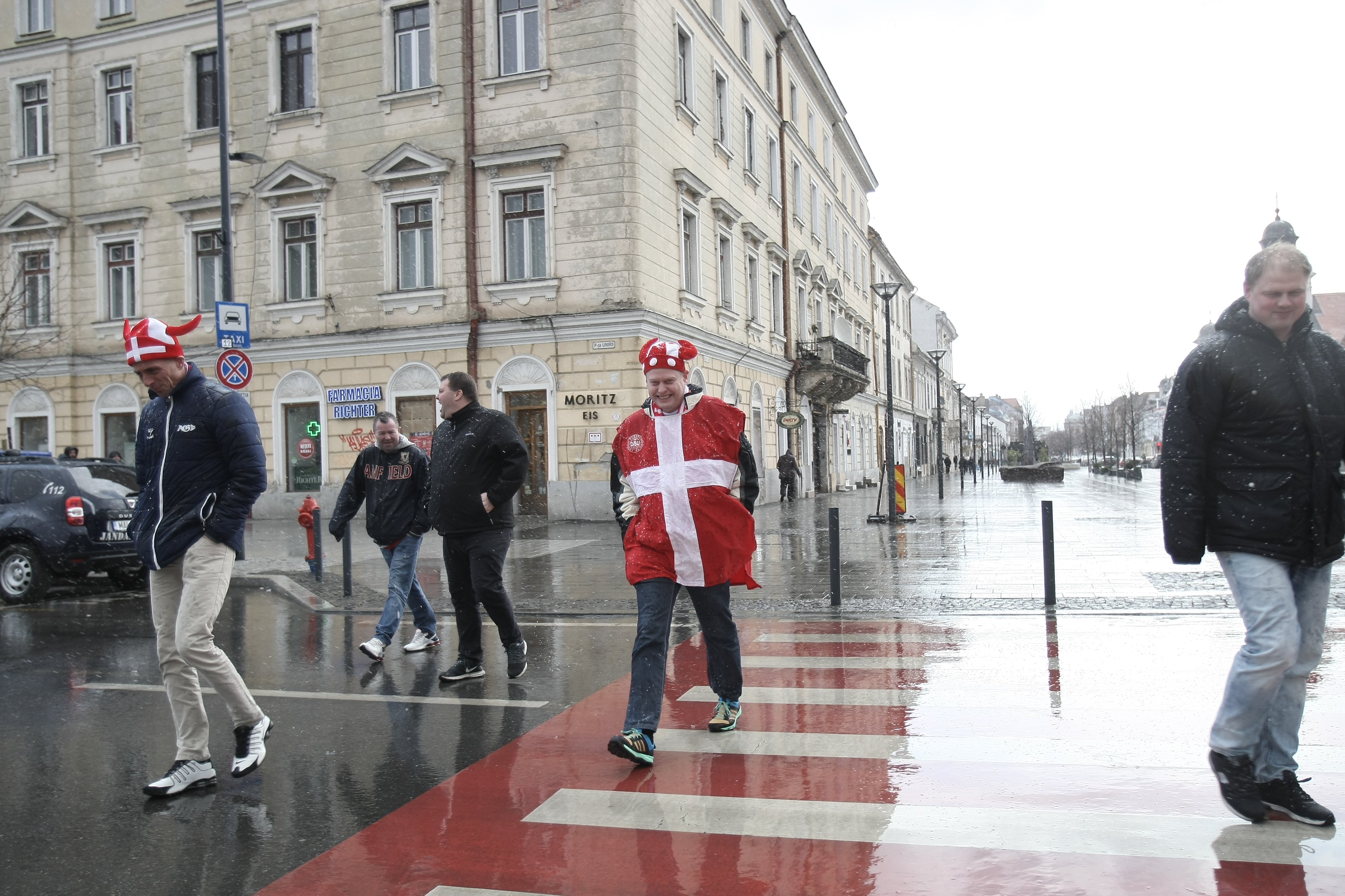 Suporterii danezilor s-au plimbat prin lapoviță și ninsoare prin centrul Clujului! Balint și Stelea s-au intersectat cu ei | FOTO & VIDEO