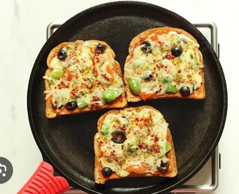 Make pizza using bread slices instead of dough