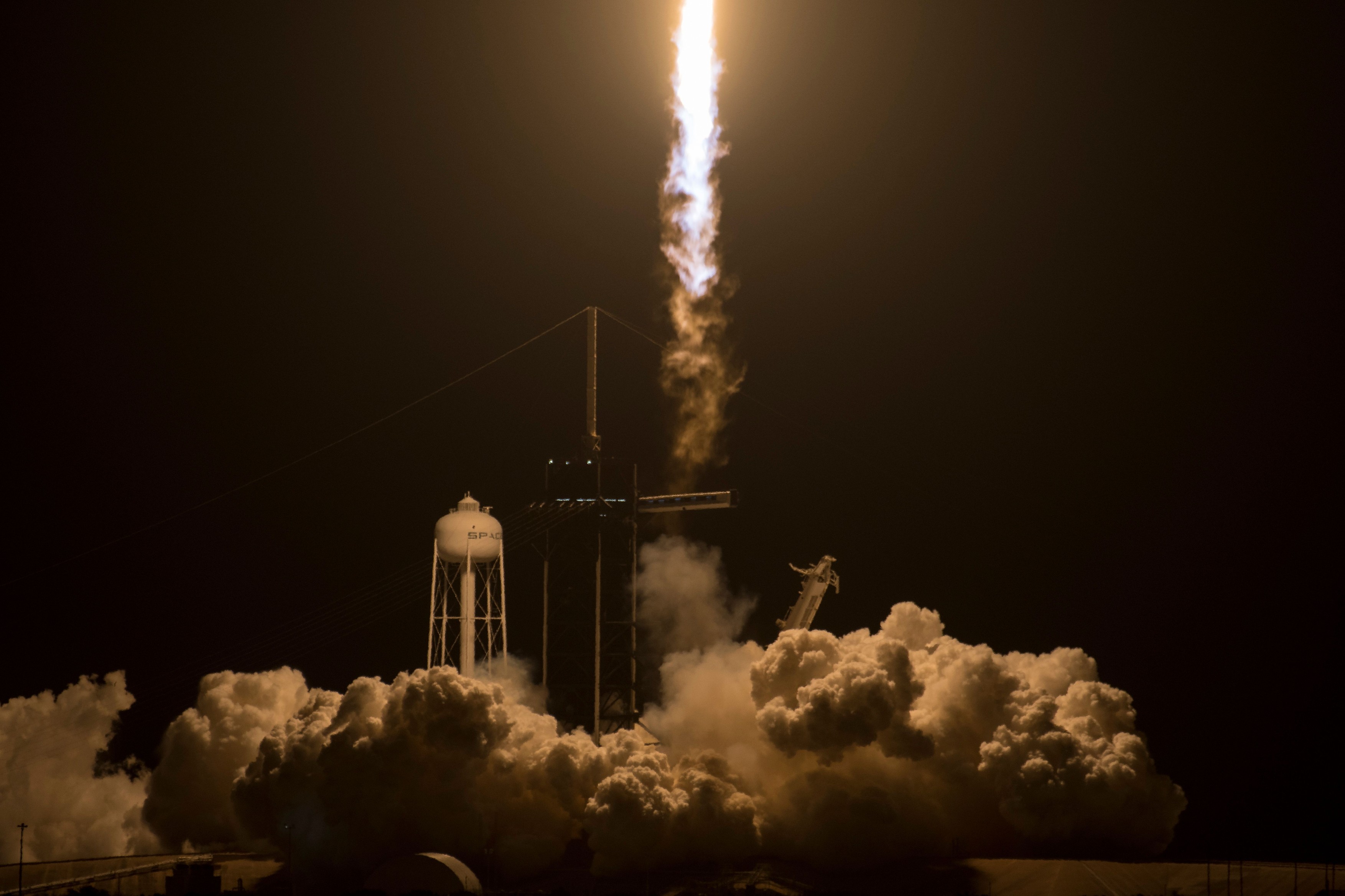 SpaceX a decolat cu succes către Staţia Spaţială Internaţională cu patru astronauţi la bord