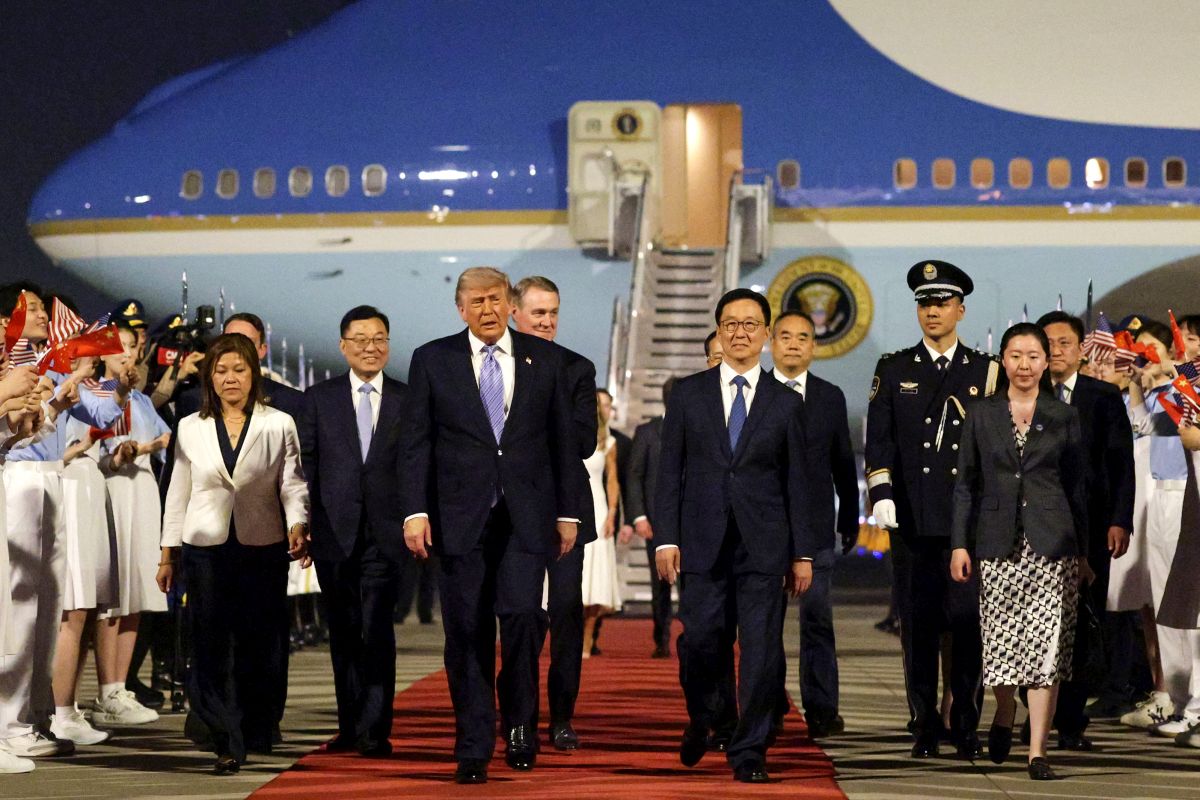 Donald Trump a ajuns în China pentru întâlnirea cu Xi Jinping: imagini de la primirea liderului american