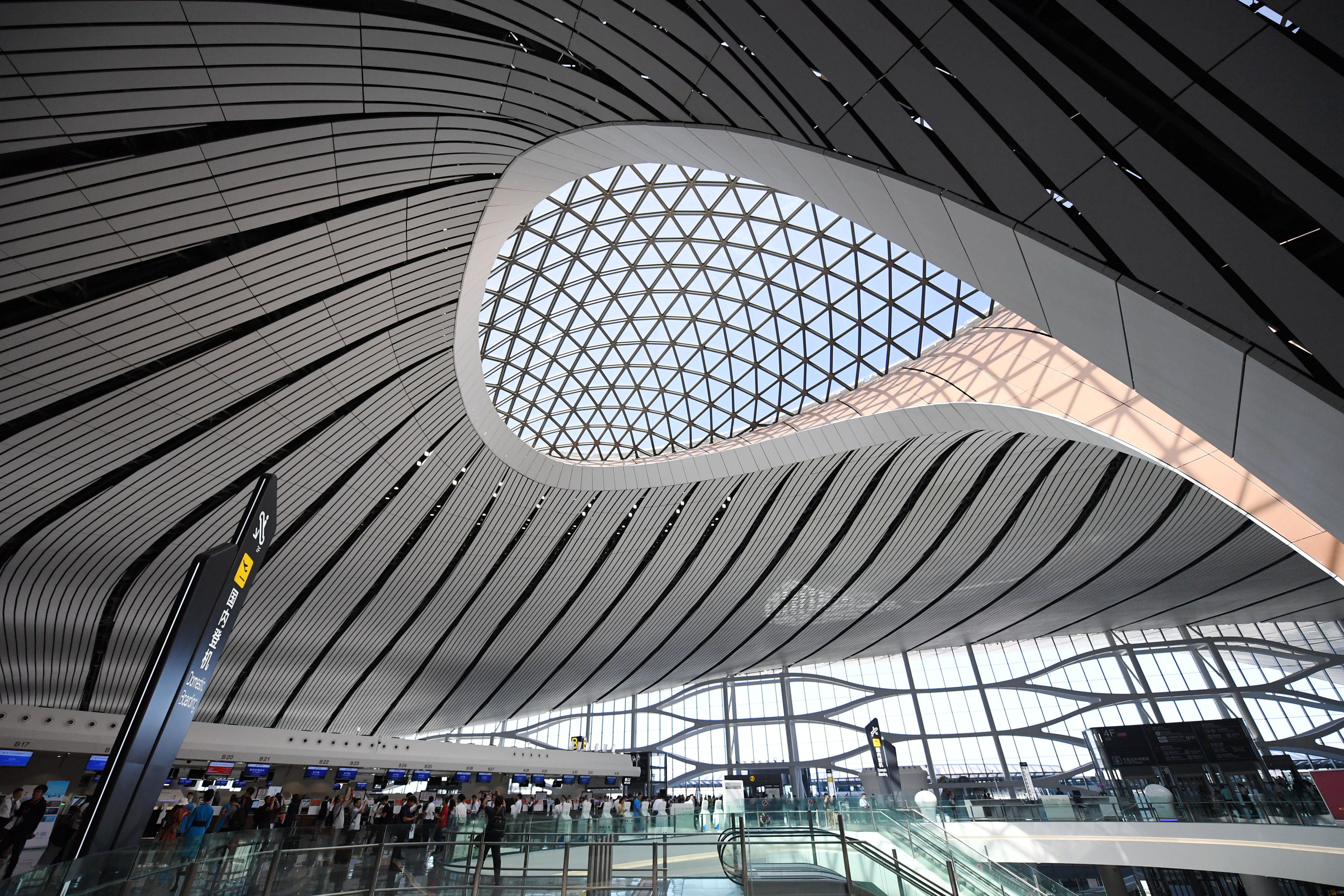 Cum arată cel mai mare aeroport din lume, inaugurat în China. E situat la 46 de kilometri de Beijing, are o suprafaţă de 700.000 m² și a costat 15 miliarde de dolari