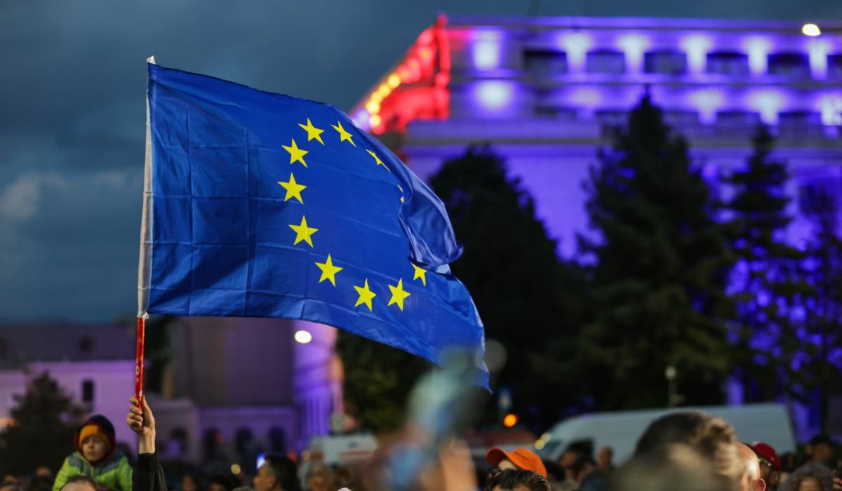 Mii de oameni în Piața Victoriei la mitingul „România în lumină”, organizat de Nicușor Dan. Jandarmeria a sesizat AEP pentru „propagandă electorală” | VIDEO