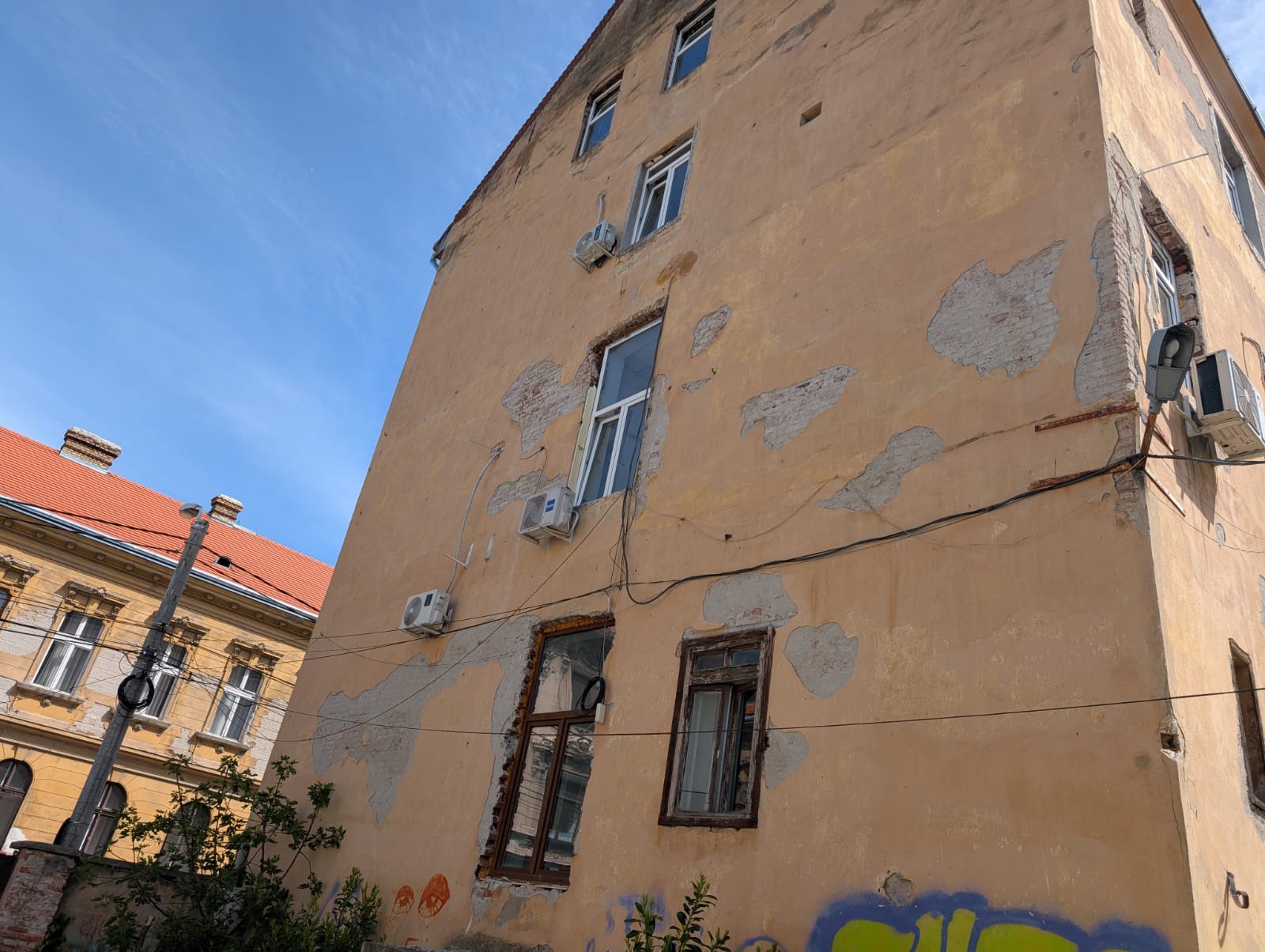 Așa arată România educată. Imagini dezolante într-un liceu din Timișoara. Elevi înghesuiți la subsol, în clase pline de igrasie și mucegai.  „Venim cu măști de protecție ca pe timpul pandemiei de Covid”
