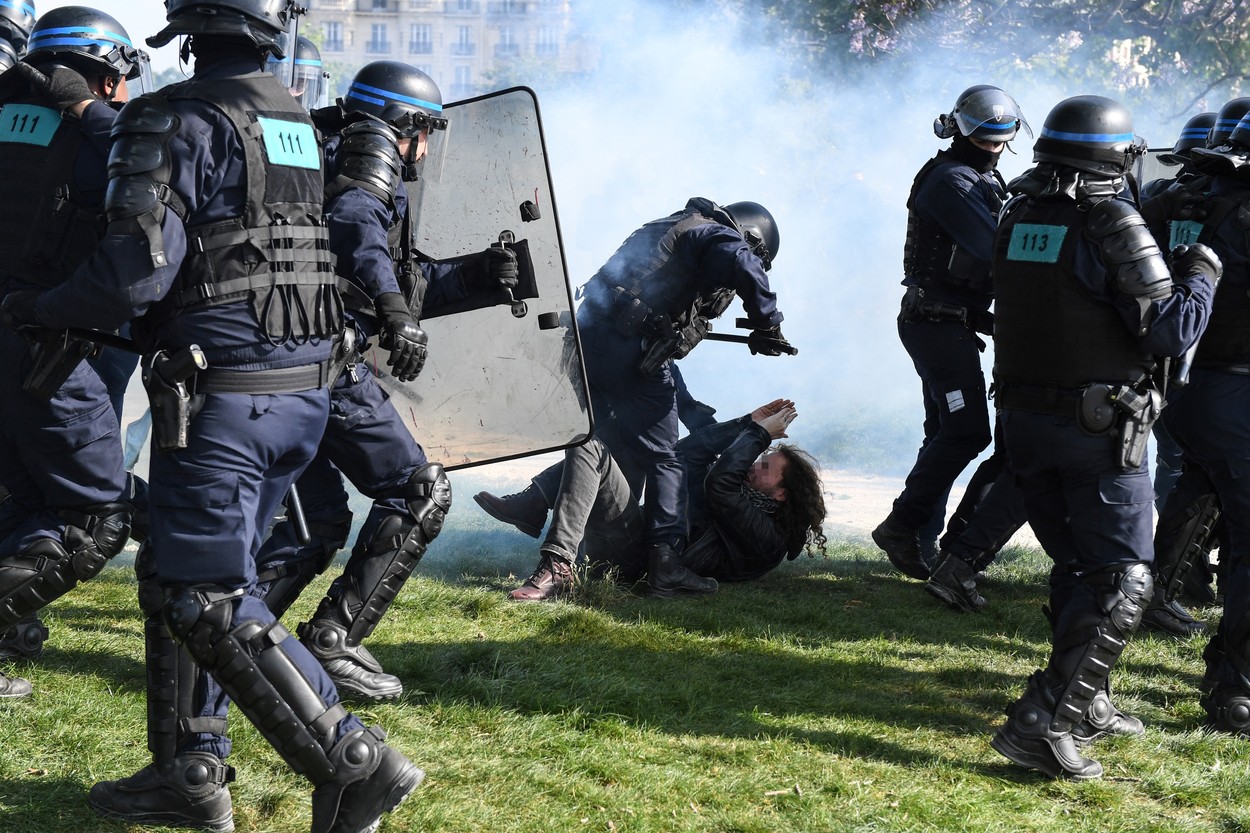 Proteste violente la Paris. 250 de mitinguri au fost organizate duminică în Franța de cei care îl contestă pe Macron