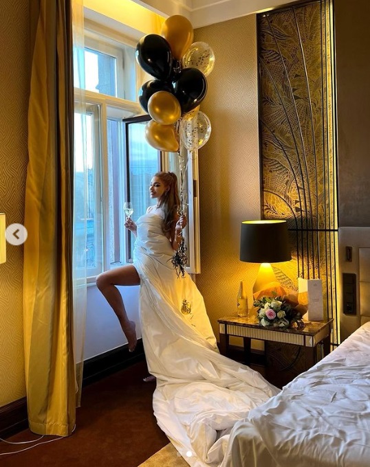 Bianca Drăgușanu și-a sărbătorit ziua de naștere cu șampanie cu foiță de aur și tort, alături de Gabi Bădălău: „Am fost pupată și iubită”