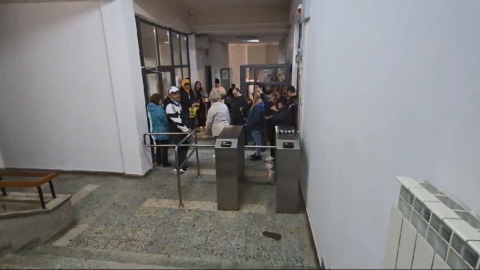 Protest la Biroul Electoral din Ploiești, după ce Iulian Dumitrescu, urmărit penal pentru mită, și-a depus candidatura la șefia CJ Prahova. Ce a decis PNL