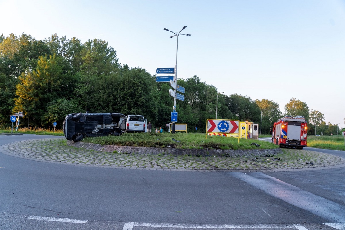 Șofer român de dubă arestat, după ce a răsturnat un BMW X6 într-un sens giratoriu din Olanda