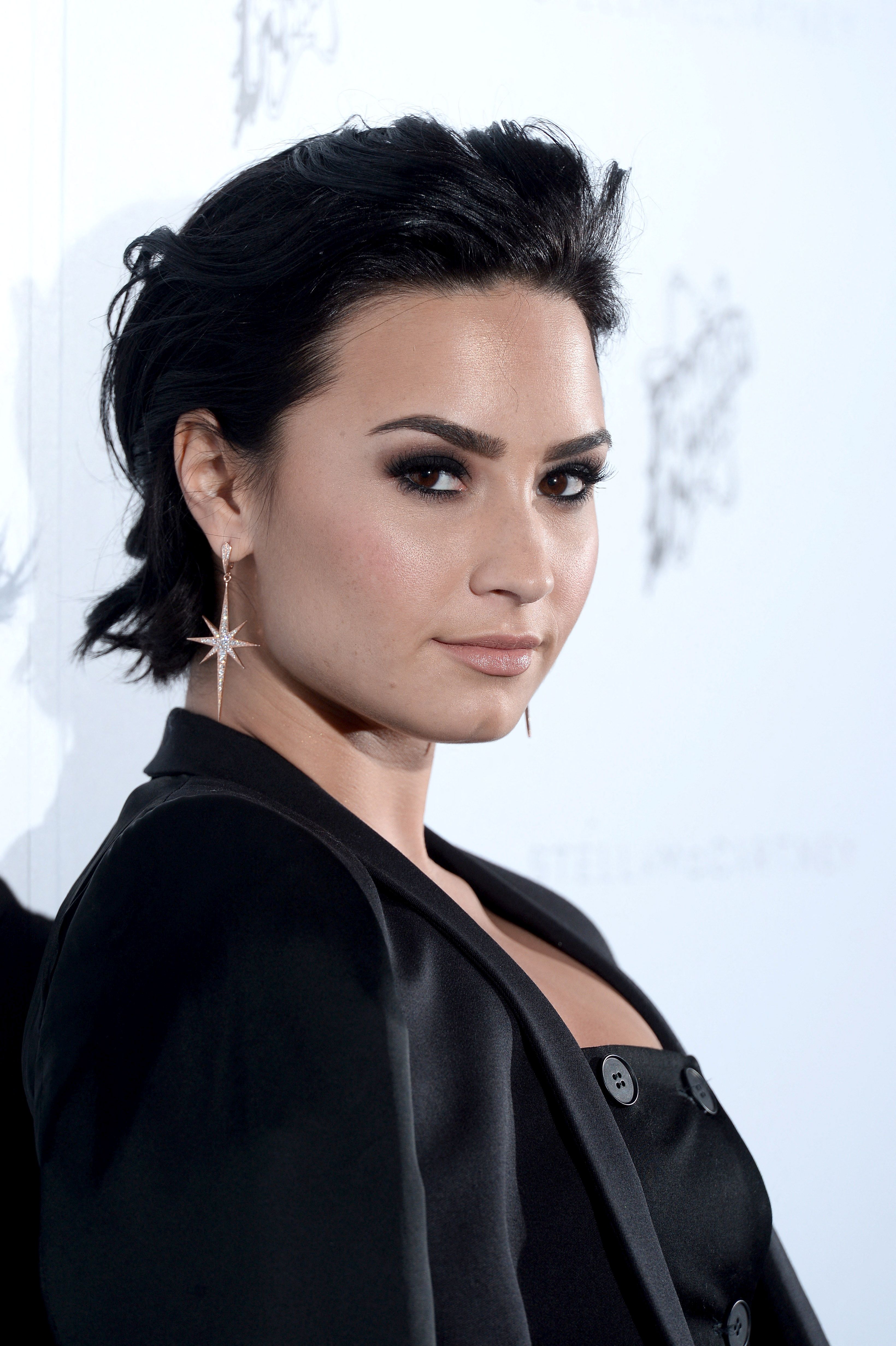 Cântăreața Demi Lovato a anunțat că e persoană non-binară. Ce înseamnă asta