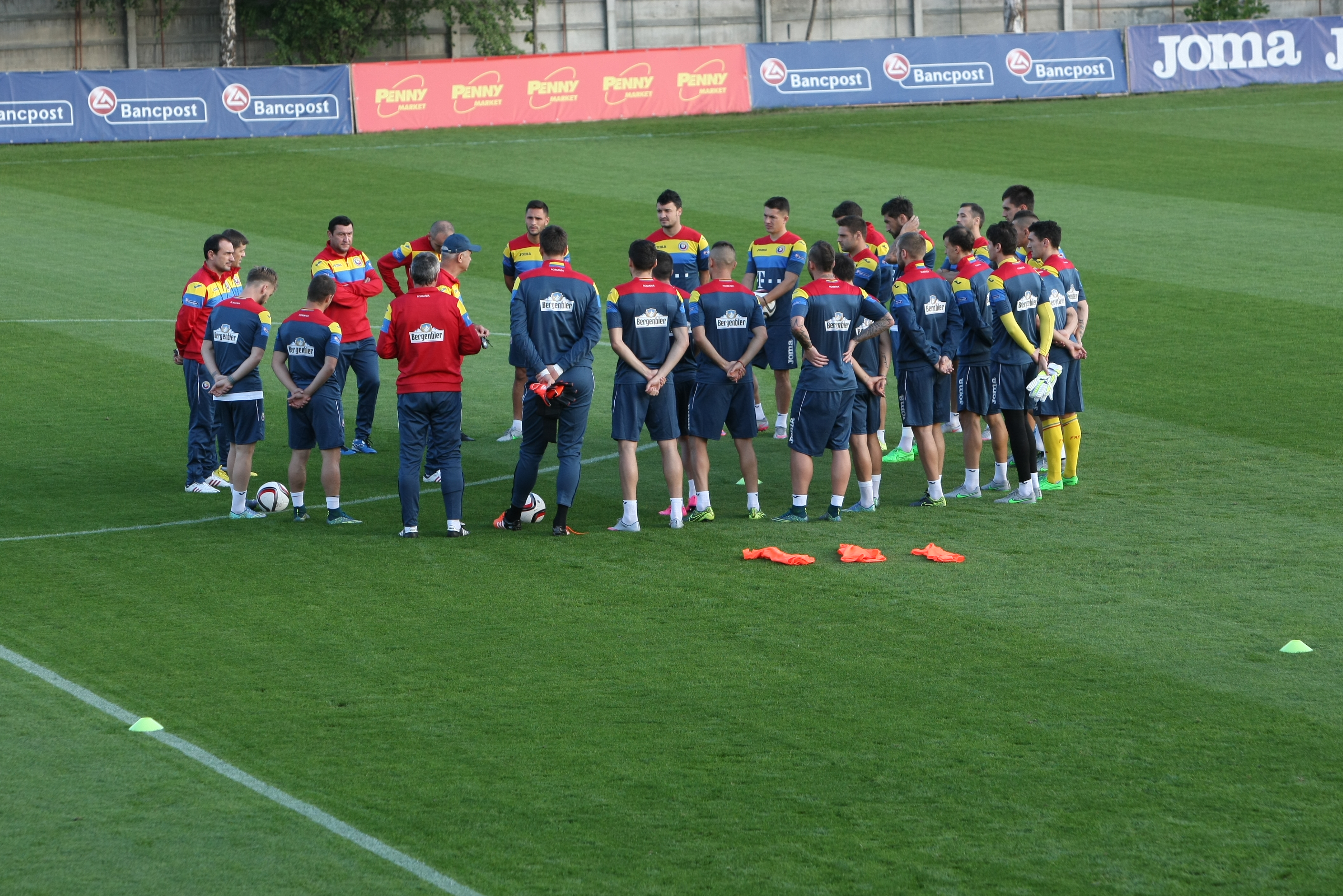 FRF a câștigat recursul la UEFA, meciul cu Finlanda se va disputa cu spectatori! Marți se pun în vânzare, online, biletele. ^Tata Puiu nu știa ”bomba” la antrenamentul de luni și căuta metode să învioreze naționala: ”Să veniți cu trompetele la stadion, măcar pe voi să vă aud!” / FOTO
