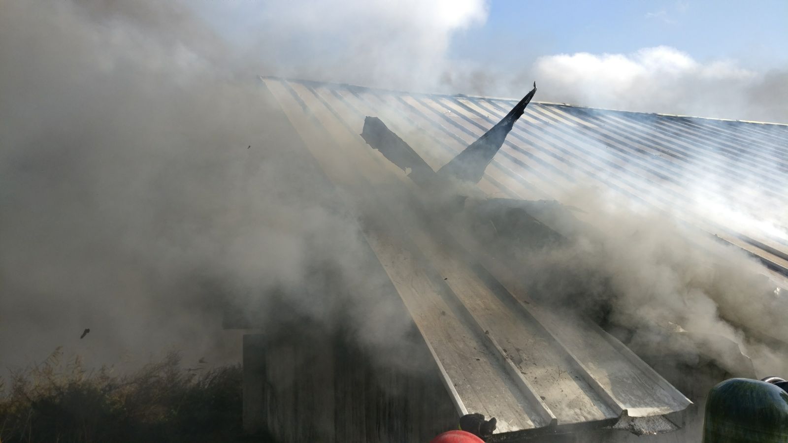 FOTO&VIDEO/ Incendiul de la un depozit de materiale plastice din Tulcea a pornit din cauza unor lucrări de sudare