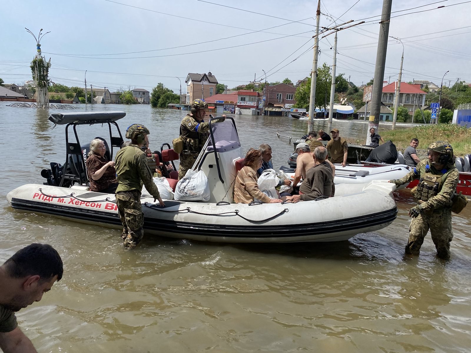 EXCLUSIV. Voluntar ucrainean vorbește pentru publicul Libertatea din mijlocul inundațiilor: „Rușii au bombardat centrul de evacuare, abia plecasem de acolo”