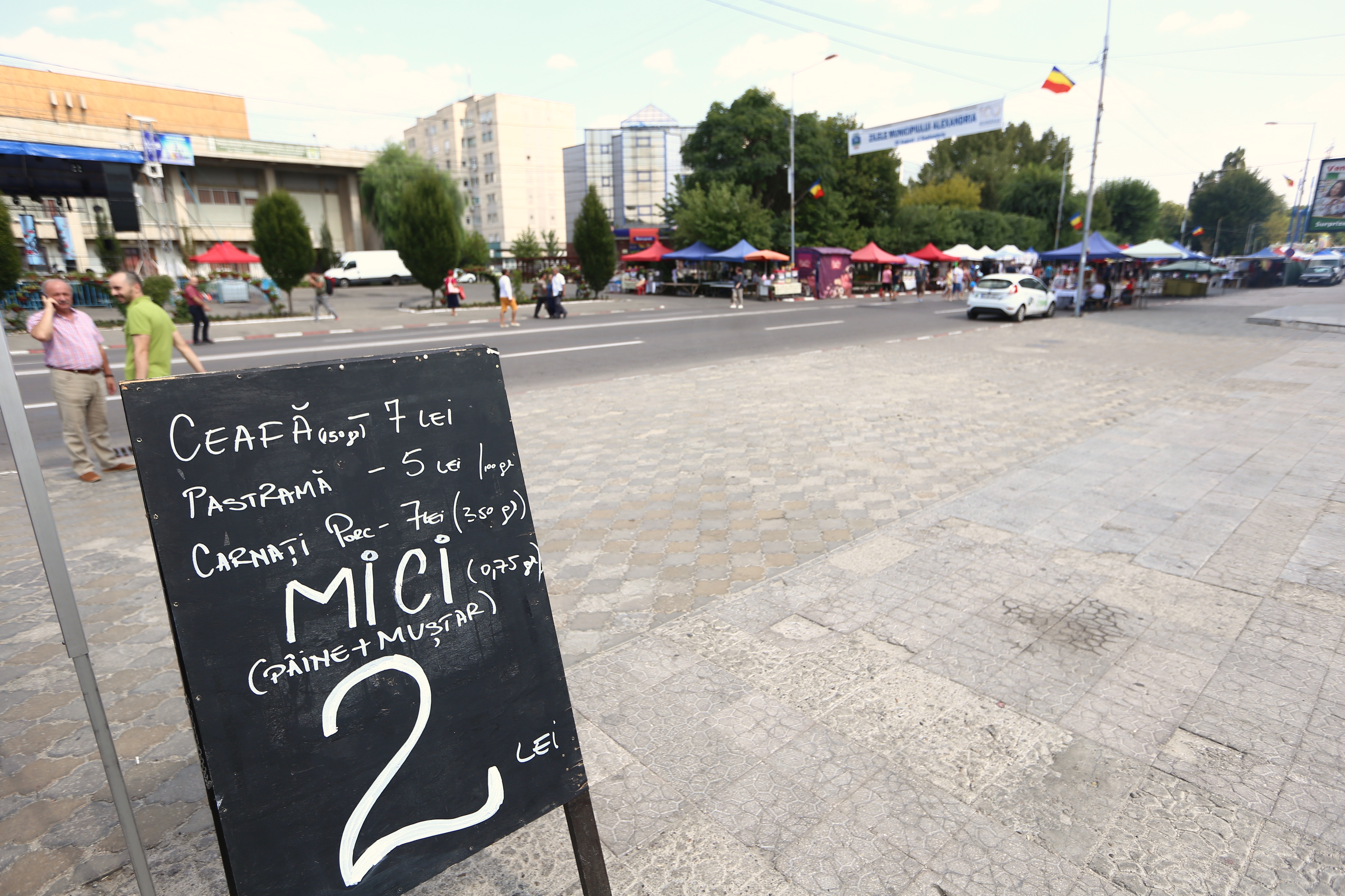 Zilele Alexandriei – "bâlci" sătesc cu mici, bere și produse contrafăcute - VIDEO&FOTO