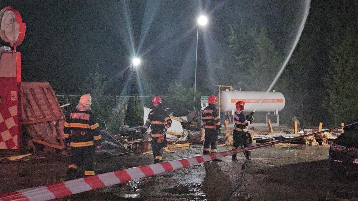 FOTO: Vijelie în Vaslui: acoperiș smuls de vânt și prăbușit peste un autobuz și o benzinărie. Două persoane au fost rănite