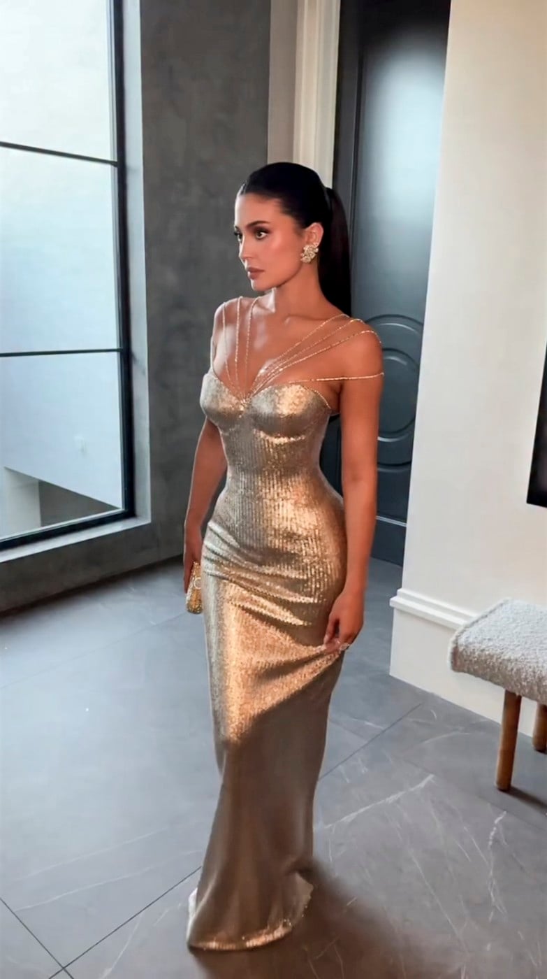 Apariția lui Kylie Jenner cu diamante de peste 100 de carate la Globurile de Aur 2026. E supranumită „zeița de aur” a lui Timothée Chalamet