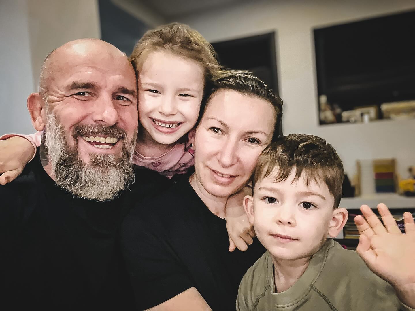 Cum își pedepsește Cătălin Zmărăndescu cei doi copii mici, atunci când se ceartă. „Nu există așa ceva. Încerc să le explic”