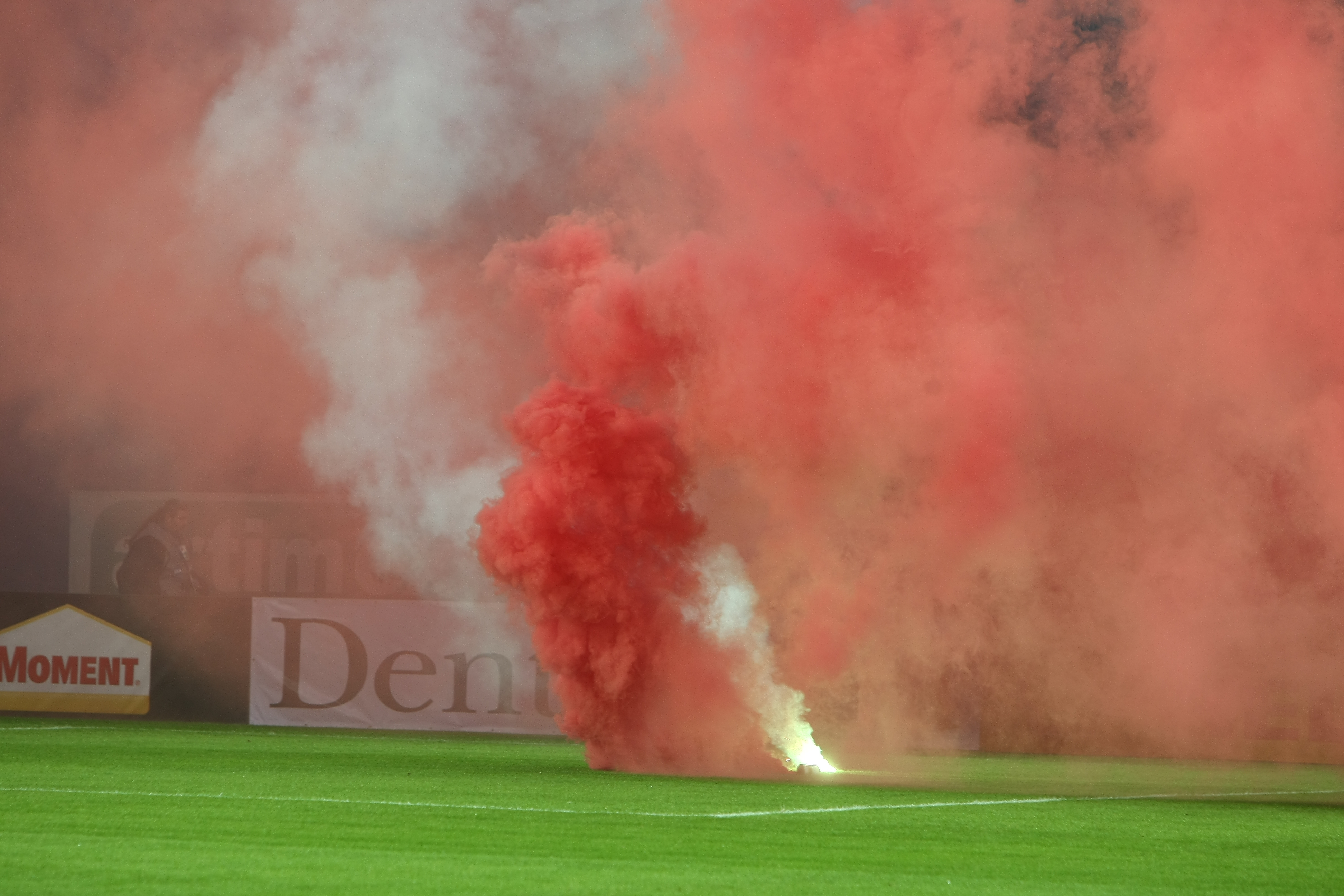 GALERIE FOTO&VIDEO/ DERBY-UL ROMÂNIEI, STEAUA - DINAMO 3-0. ^ Echipa din Ghencea i-a speriat pe ”câini” de Halloween! Szukala, Papp și Keșeru au înscris pentru roș-albaștri. Arlauskis și Bărboianu, loviți de petardele aruncate de suporteri. Băiatul lui Florentin Petre a debutat la Dinamo