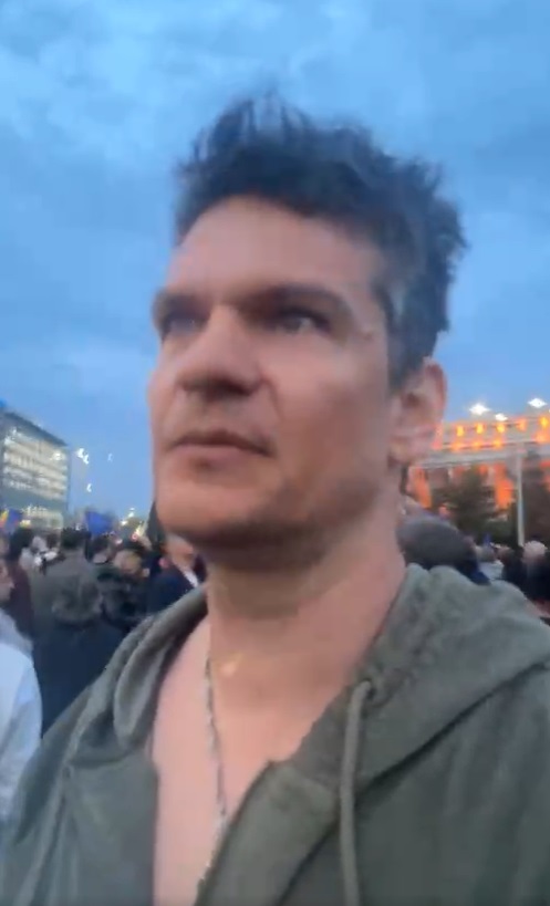 Tudor Chirilă a fost la Mitingul EuRo din Piața Victoriei. Ce a transmis artistul, care s-a plimbat printre manifestanți: „Ăștia, săracii, au venit pe banii lor”