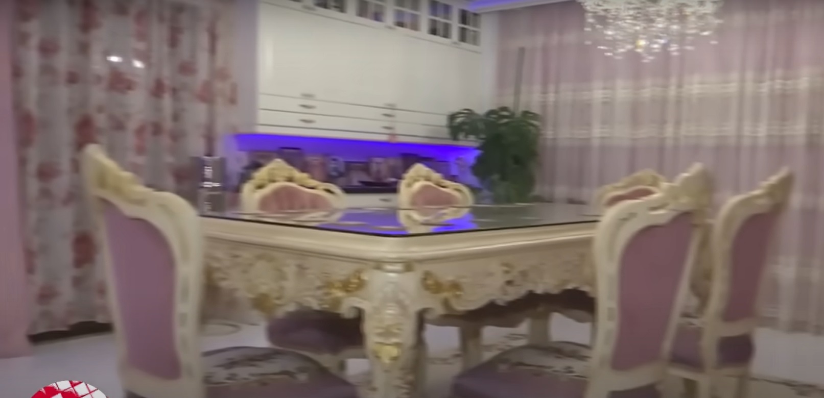 Imagini din casa Medanei și a lui Alin Oprea, decorată de Crăciun. Au împodobit mai mulți brazi, unul chiar și în bucătărie