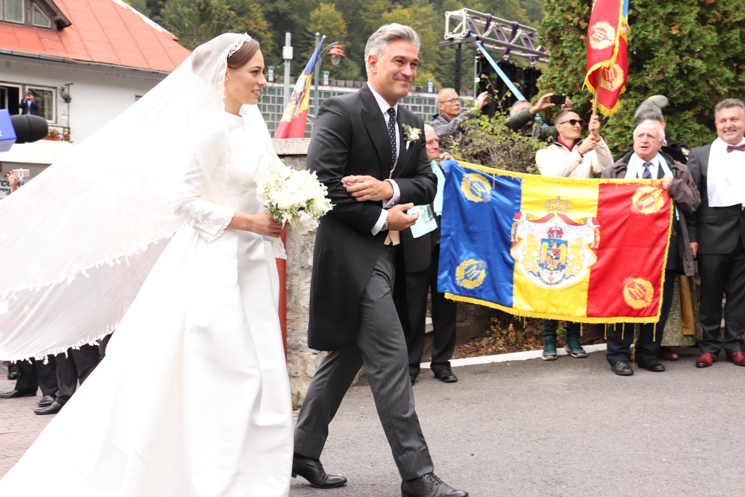 CORESPONDENȚĂ DIN SINAIA/ Principele Nicolae și Alina Binder, la biserică! Rochia incredibilă purtată de mireasă | FOTO & VIDEO
