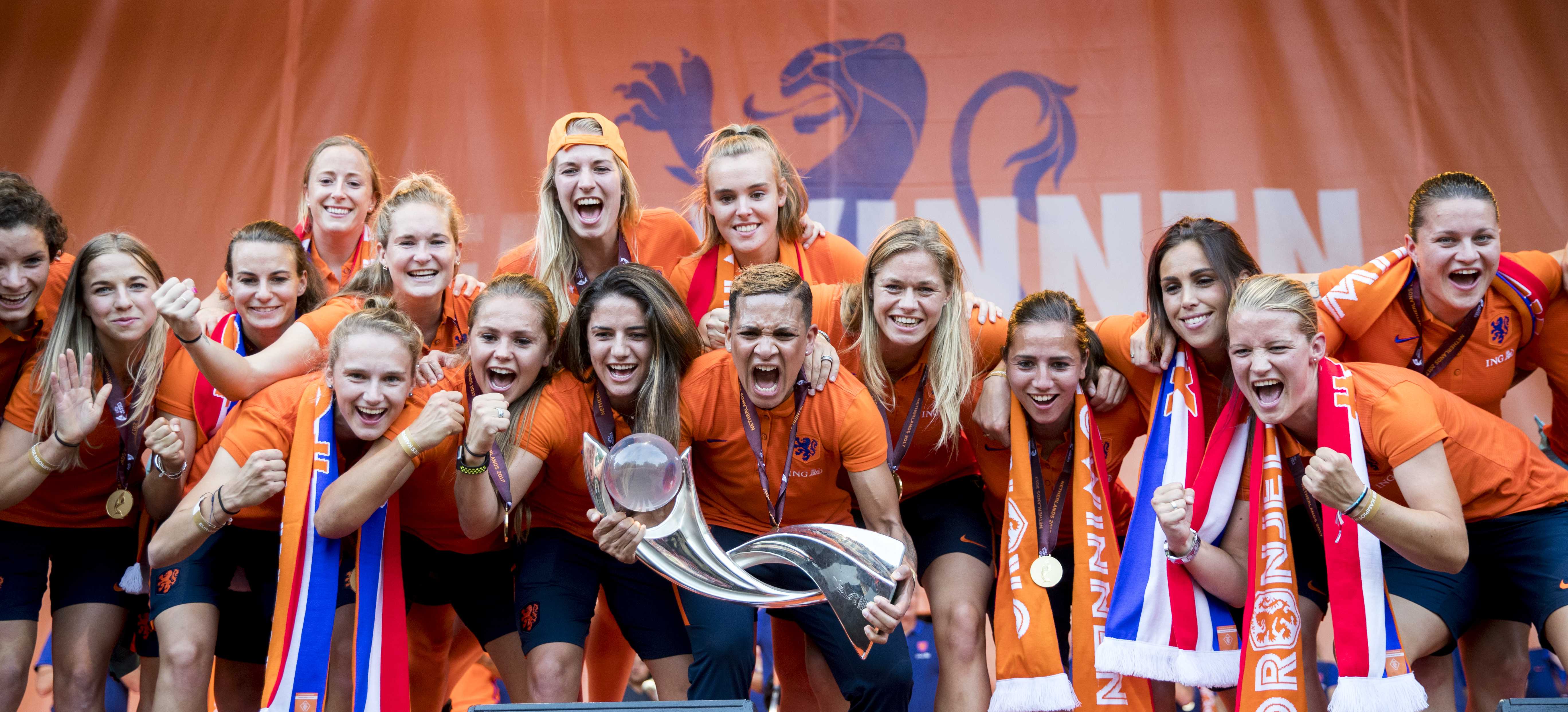 Naționala feminină de fotbal a Olandei a fost primită de mii de fani după ce a câștigat Euro 2017 / GALERIE FOTO&VIDEO