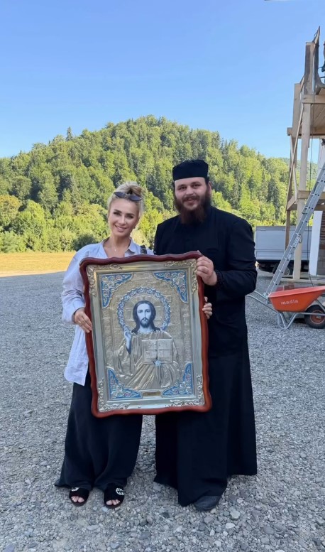 Anamaria Prodan, pelerinaj la mănăstirile din Moldova. Cu cine s-a întâlnit la Mănăstirea Nechit