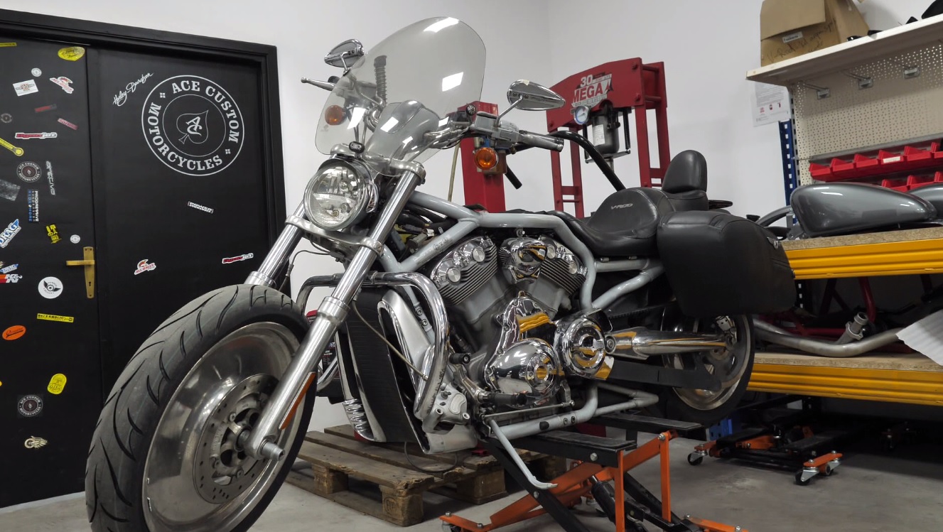 VIDEO / Românii care tunează motociclete la preț de apartament de lux. Bijuteriile pe două roți prind și 260 de kilometri pe oră