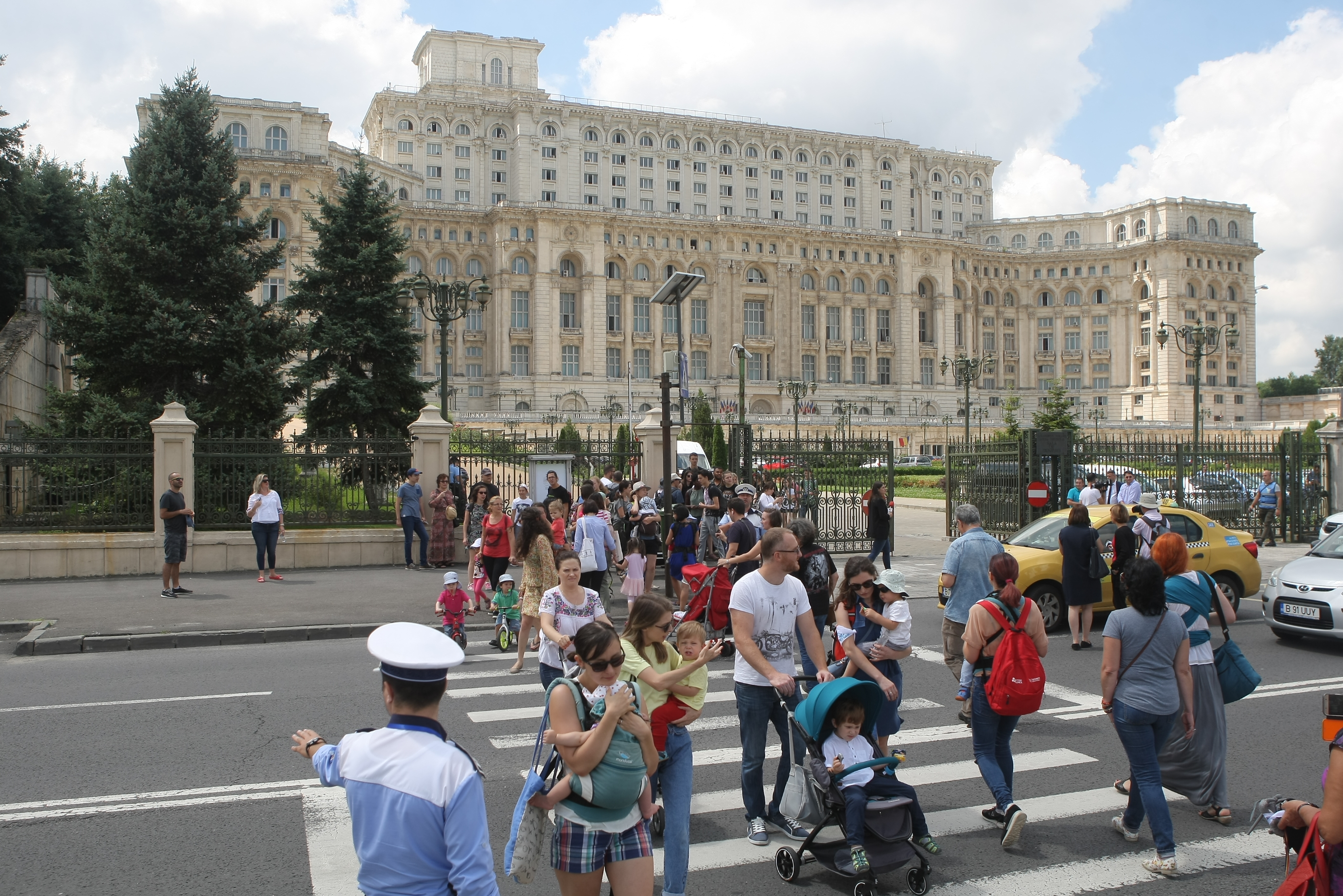 FOTO&VIDEO/ Protest al mamelor la Palatul Parlamentului. Au traversat încontinuu pe o trecere de pietoni din zona Parcului Izvor