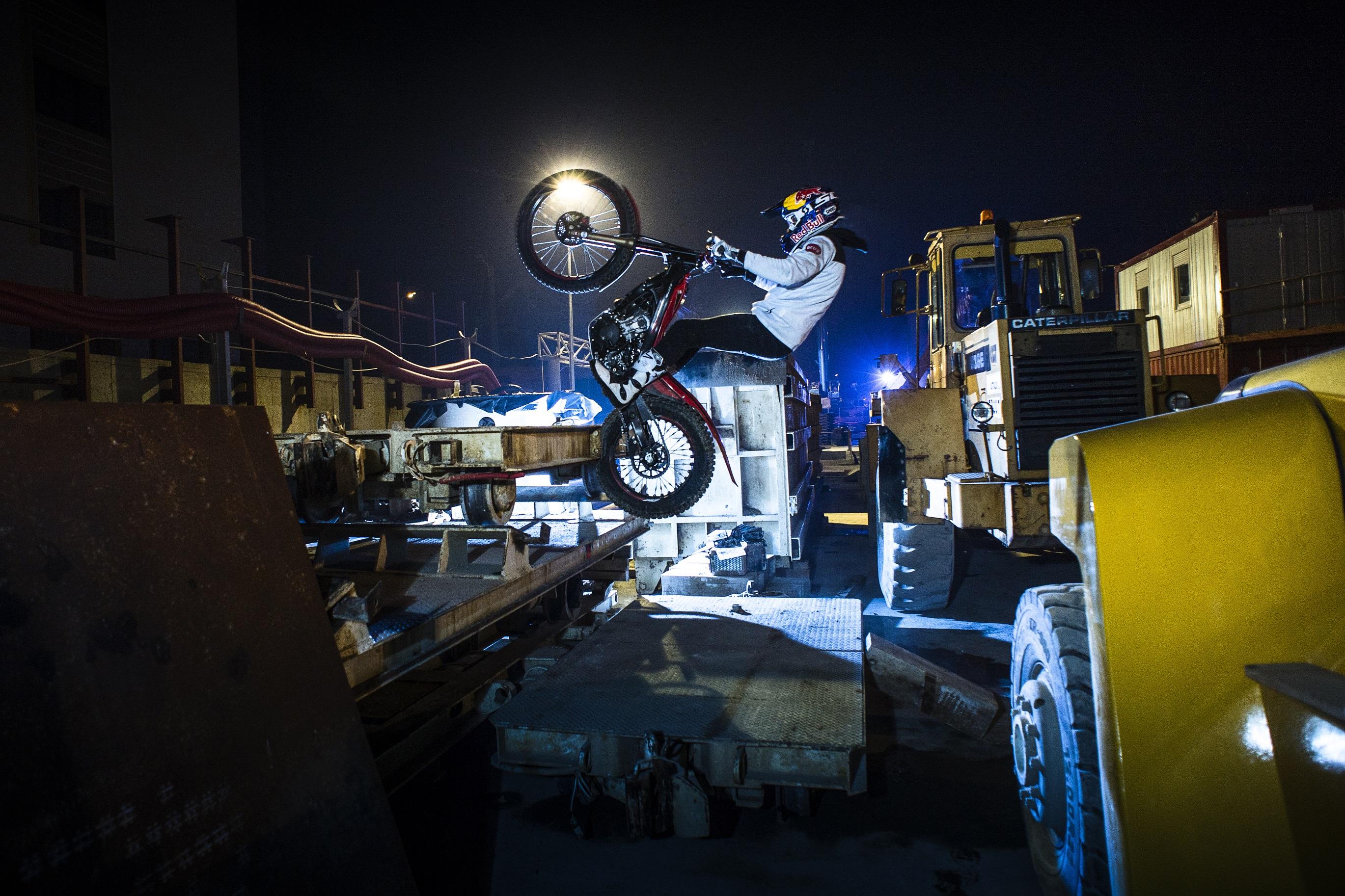 Un francez s-a dat cu motocicleta la metrou, pe Magistrala 4, aflată în construcție