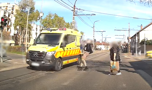 Sokkoló videó: mentőautó sodort el majdnem egy fülhallgatóval közlekedő fiatalt Pesterzsébeten