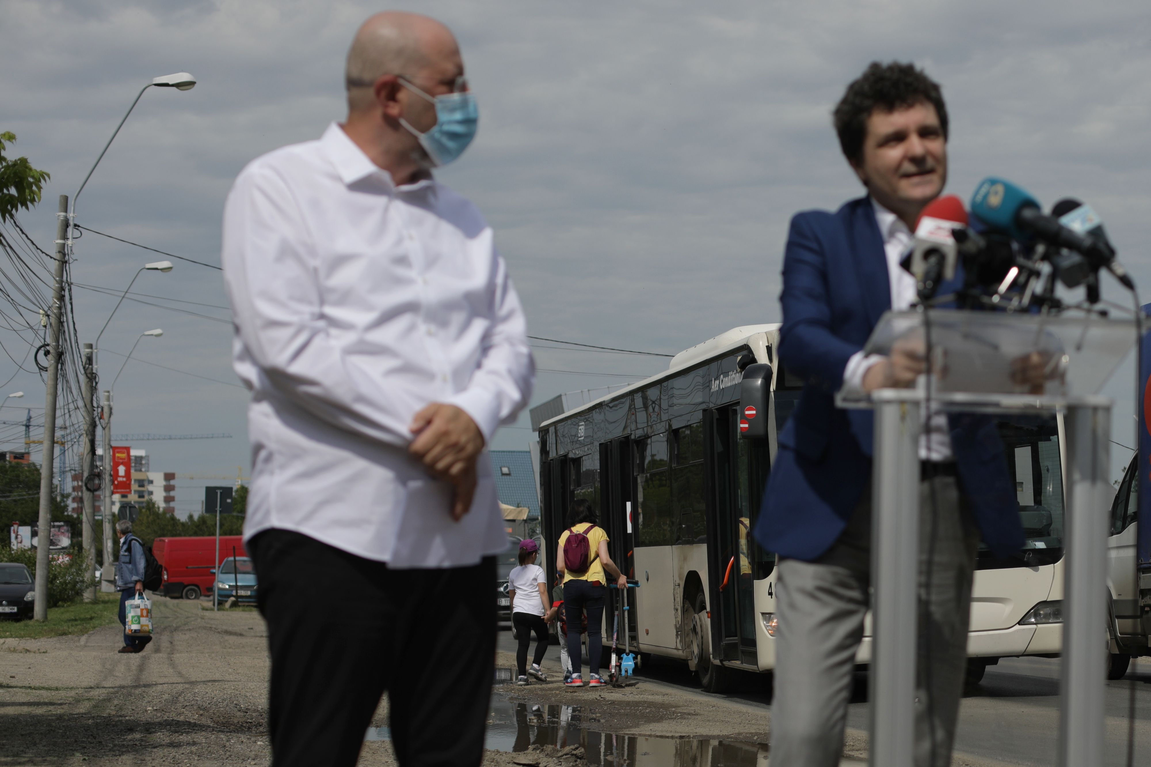 Conferință de presă cu scandal. Nicușor Dan și viceprimarul Bădulescu s-au îmbrâncit: “Eşti mână în mână cu mafia PNL” vs. “Du-te, domnule, de aici!”
