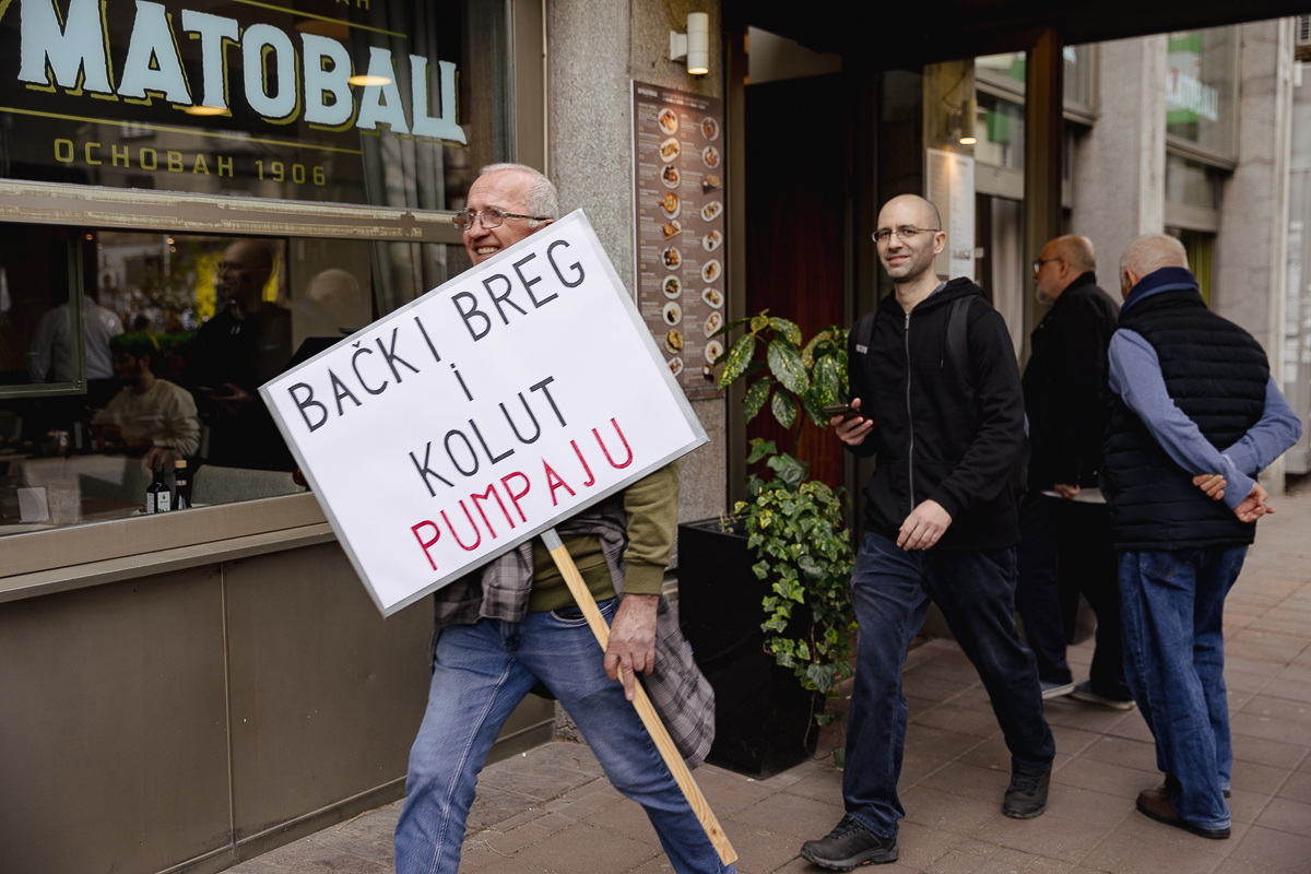 Drapelul României flutură în mijlocul protestului uriaș de la Belgrad: „Ne-am inspirat de la voi!”