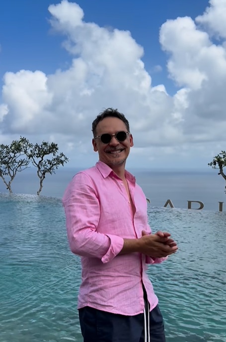 Cu cine s-a întâlnit Răzvan Simion în vacanța din Bali: „Total la întâmplare”. Prezentatorul e în luna de miere cu Daliana Răducan