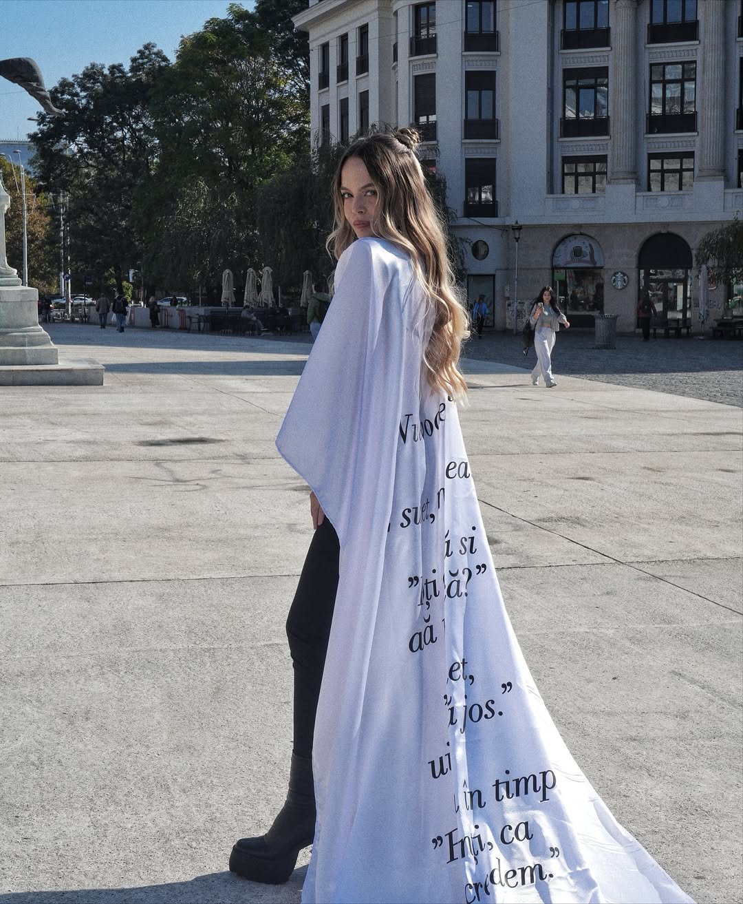 De ce a riscat o cântăreață din România să rămână fără oxigen. Experiment inedit într-o vitrină de pe Calea Victoriei din București: „Am simțit pe pielea mea”
