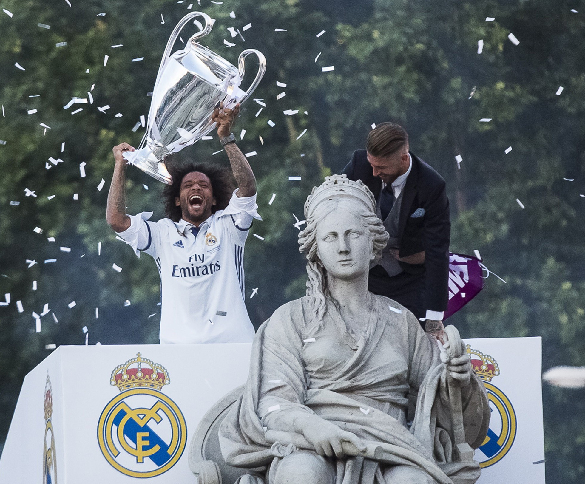 Fotbaliștii lui Real au fost primiți ca niște eroi la Madrid. Mii de fani au ieșit pe străzi să vadă trofeul Champions League / FOTO&VIDEO