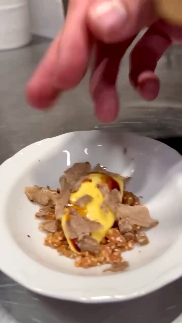 Un român a gătit o trufă la o cină exclusivistă de 10.000 de euro, într-un restaurant cu o stea Michelin, din Italia