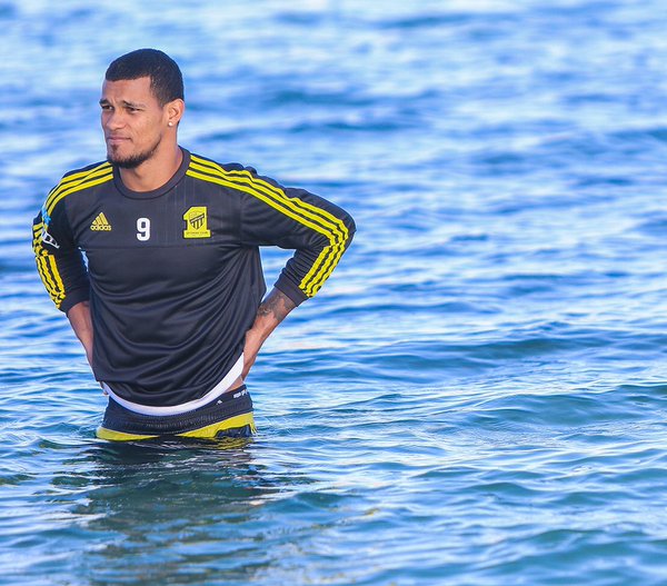 Victor Pițurcă scoate untul din fotbaliștii săi pe plaja din Dubai / GALERIE FOTO