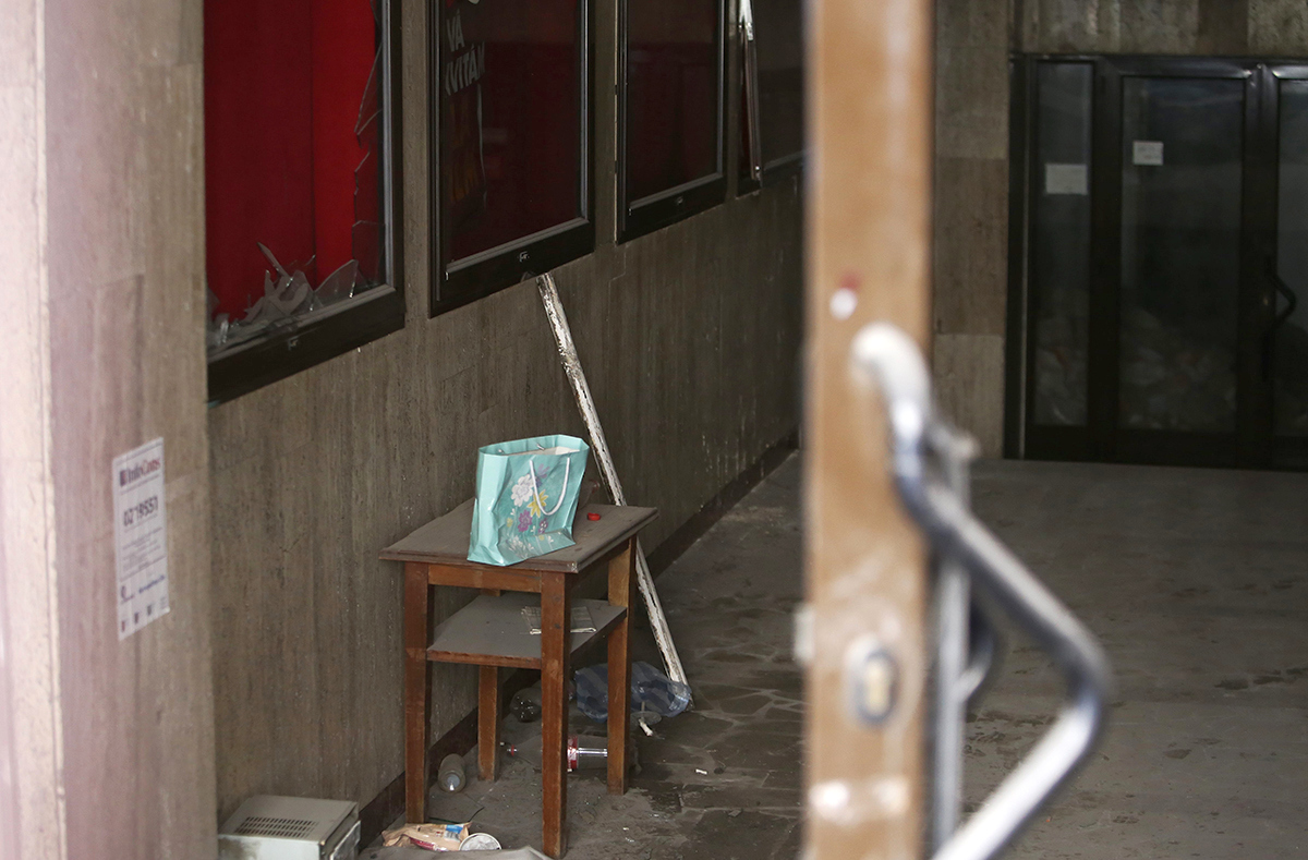 FOTO. Ce s-a ales de „Broadway-ul” din Capitală? Cele mai tari cinematografe din București au devenit locuri părăsite, pline de mizerie. „Erau cozi ca la balamuc, rulau filmele unul după altul”