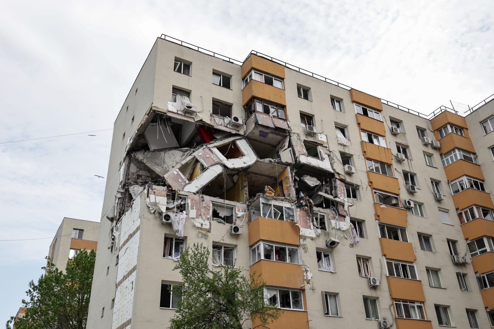 Locatarii blocului care a explodat în Rahova acum 6 luni sunt disperați: „Nimeni nu ne ajută. Venim ca proștii pe aici, ne uităm și plecăm”