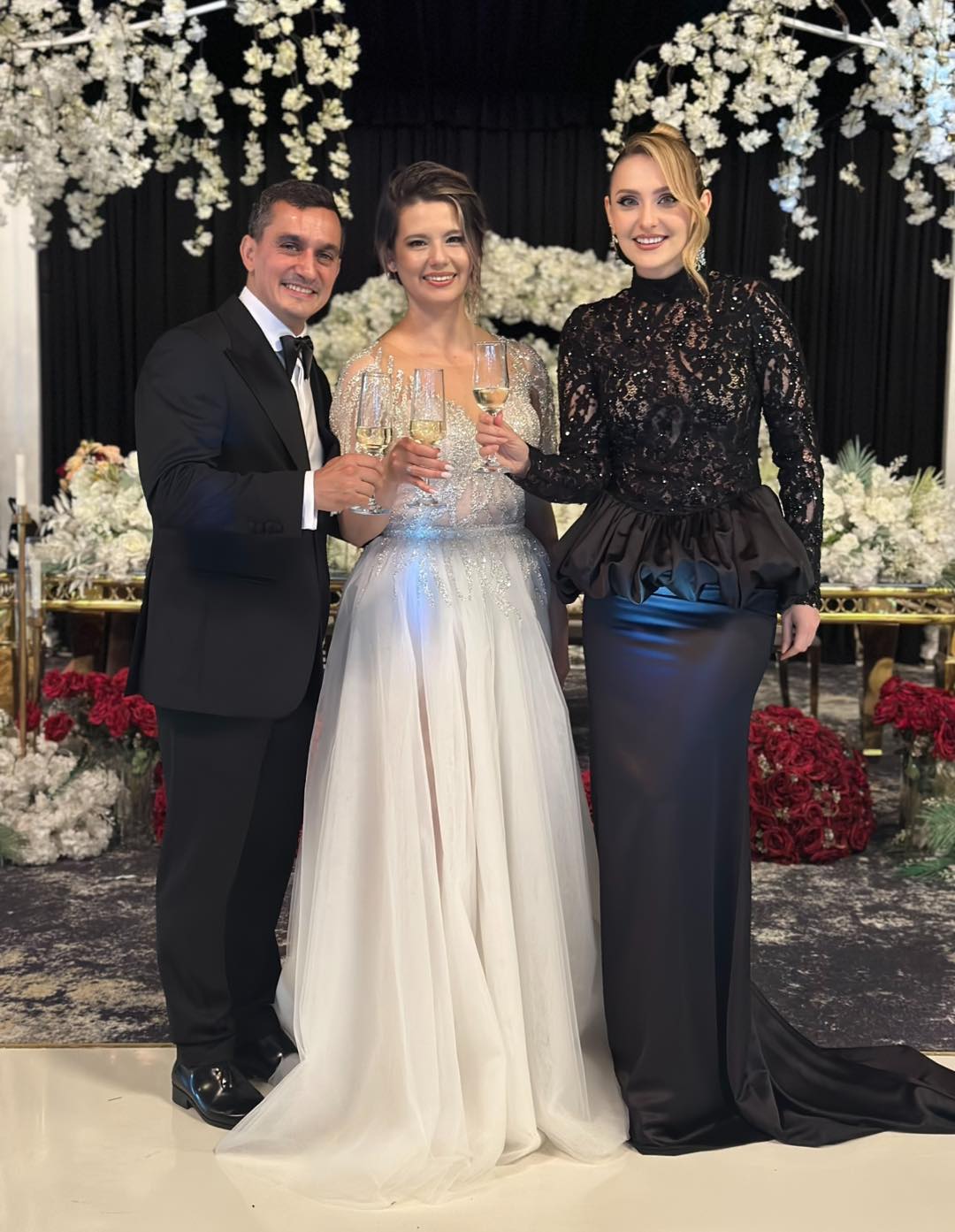 Cum a apărut Alina Sorescu la nunta lui Marian Drăgulescu cu Simona Carmen. Cântăreața a avut și un mesaj după eveniment