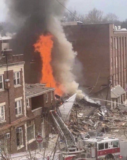 O fabrică de ciocolată a explodat, în Pennsylvania. Sunt doi morți, 9 dispăruți și mai mulți răniți. VIDEO