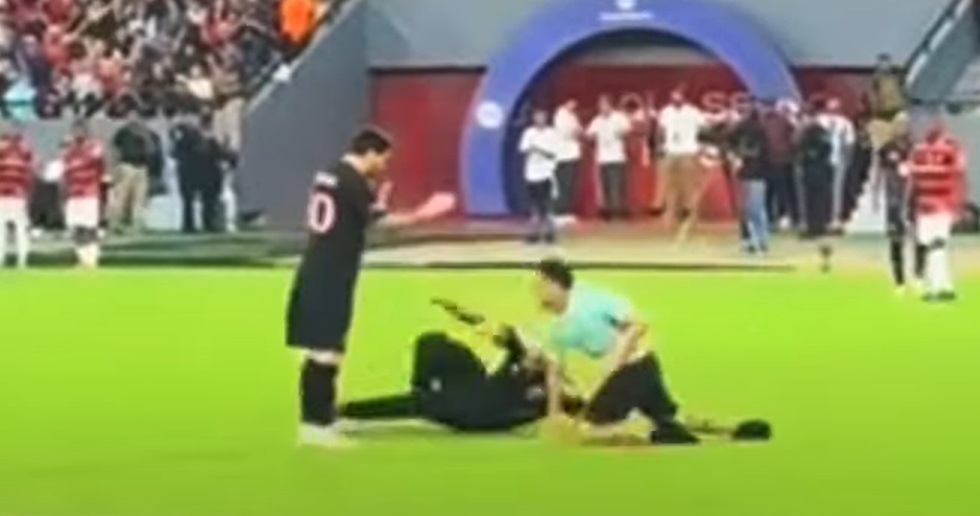 Bodyguardul lui Messi, făcut KO de un fan, pe terenul de fotbal: Cum a reacționat după ce a fost pus la pământ. Imagini virale