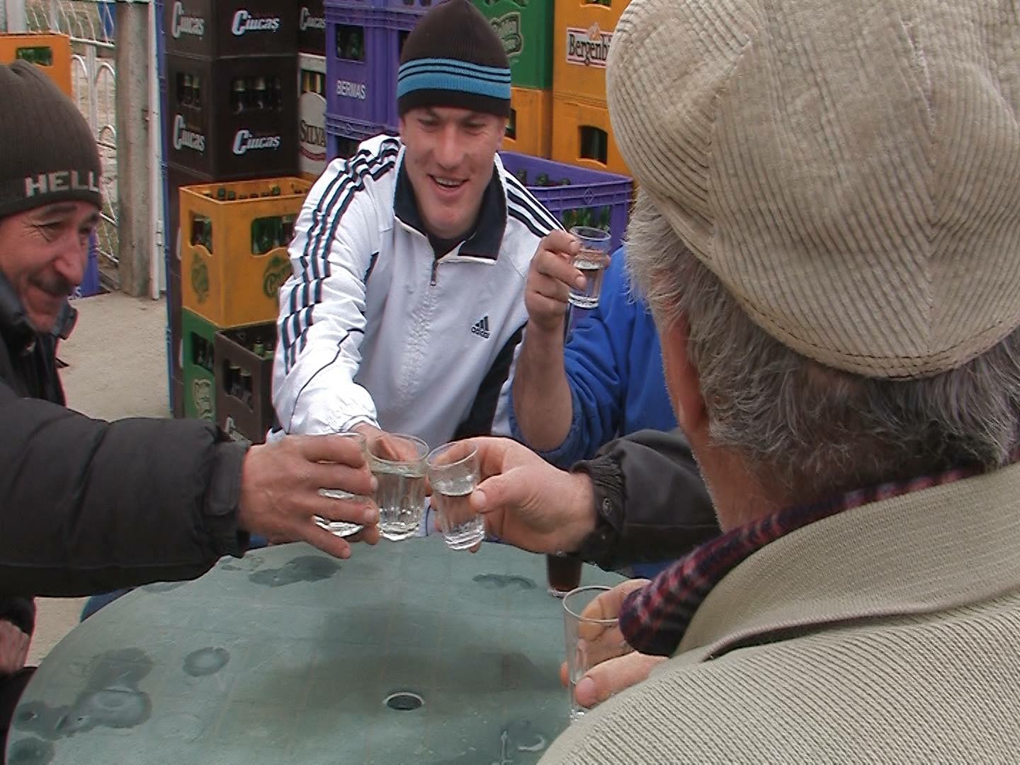 Botoşănenii ţin la tradiţii! Au băut cele 40 de păhărele de alcool! „Ahhh că tare e bună...Udrea” GALERIE FOTO