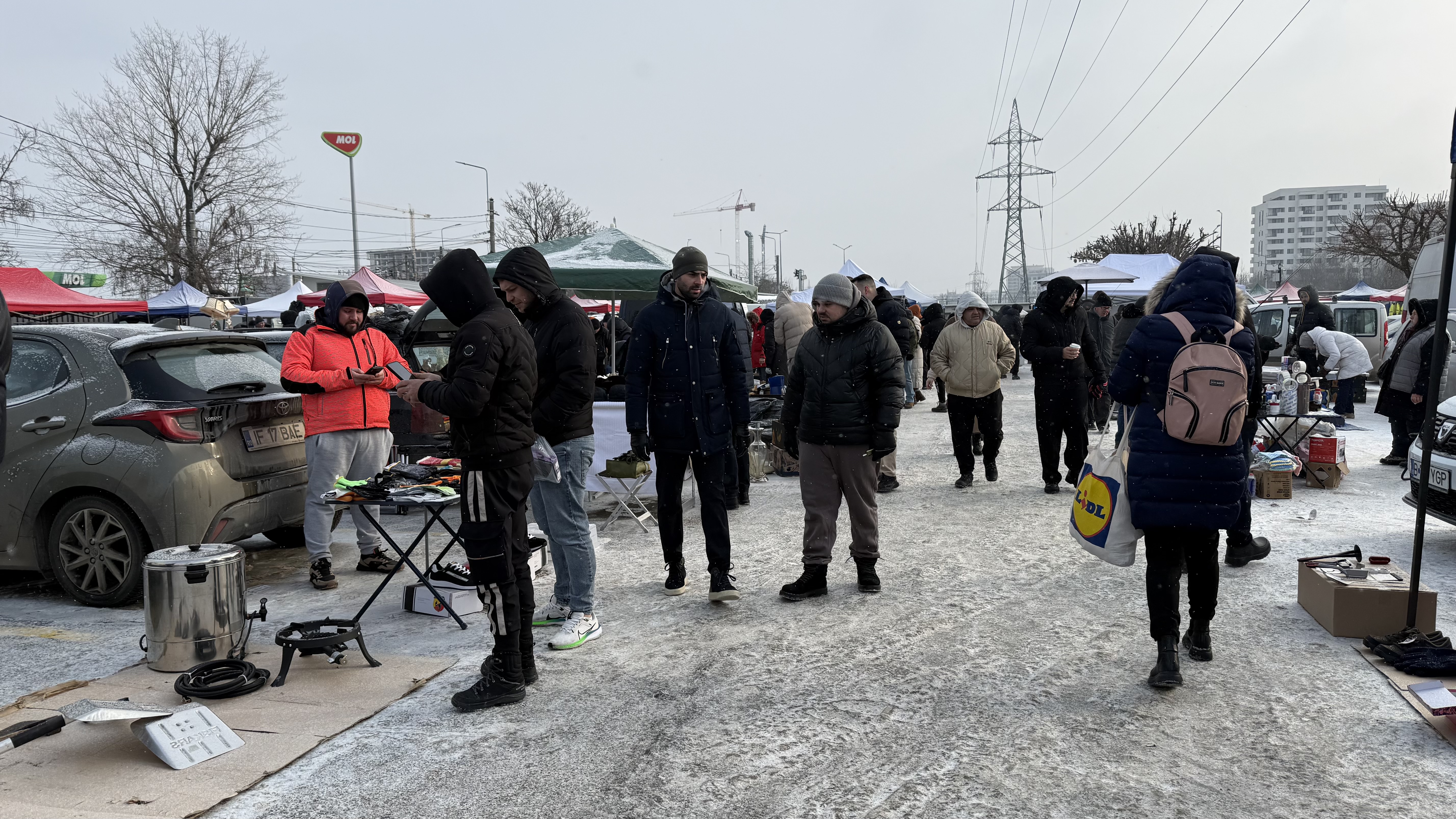 „Sacourile au fost ale soțului. A murit acum doi ani. Pensia mea nu ajunge”. Poveștile neștiute ale pensionarilor din București care vând ce mai găsesc prin casă
