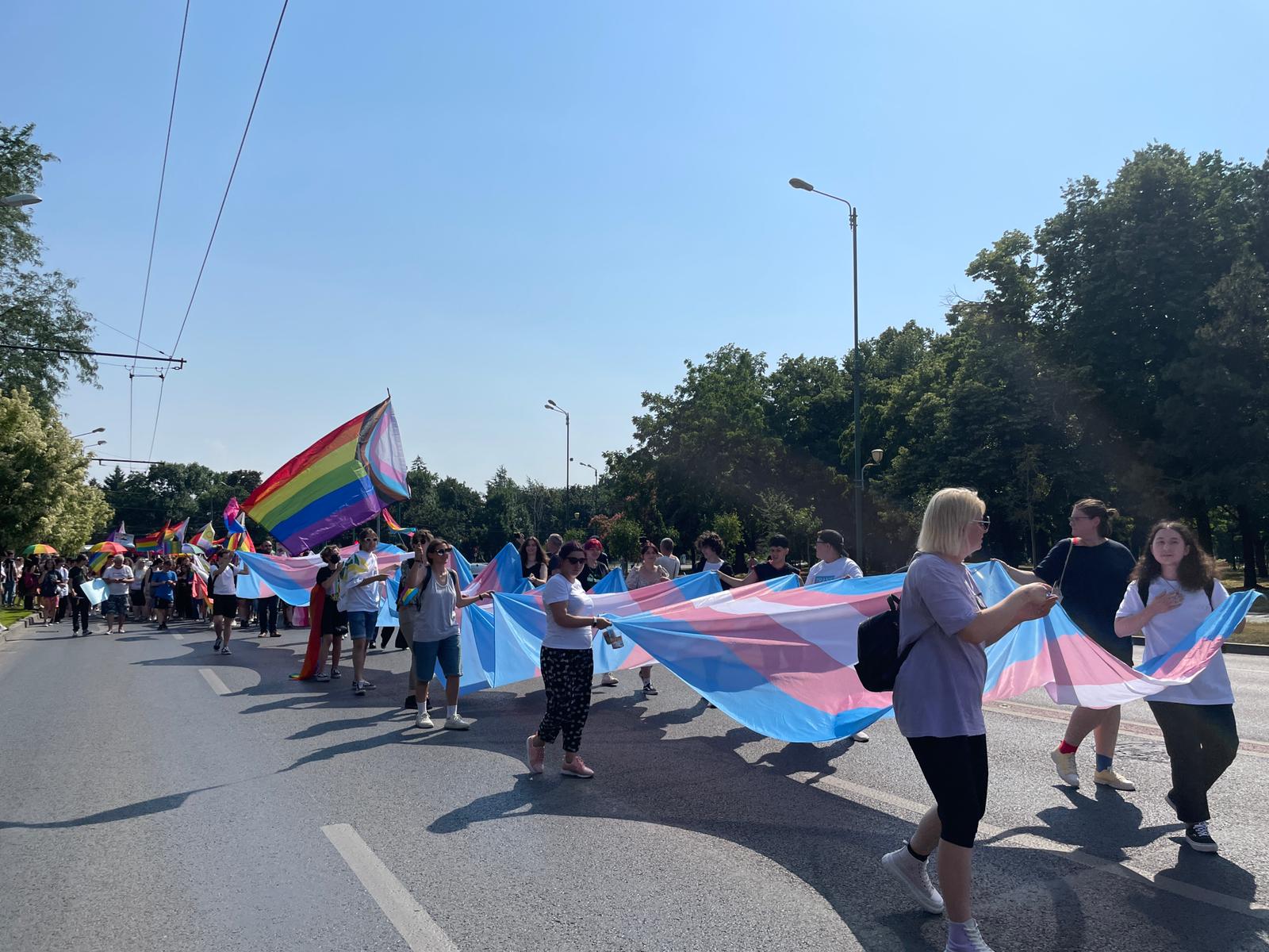 Sute de participanți la primul marș Pride din Timișoara. „Trăim într-o țară din UE care nu oferă nici o formă de recunoaștere cuplurilor de același gen”
