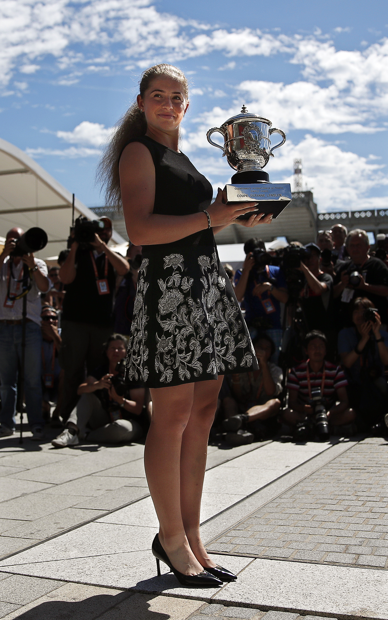 Jelena Ostapenko își trăiește momentul de glorie. Ședință foto cu trofeul, la Paris. Cum arată letona în pantofi cu toc! GALERIE FOTO